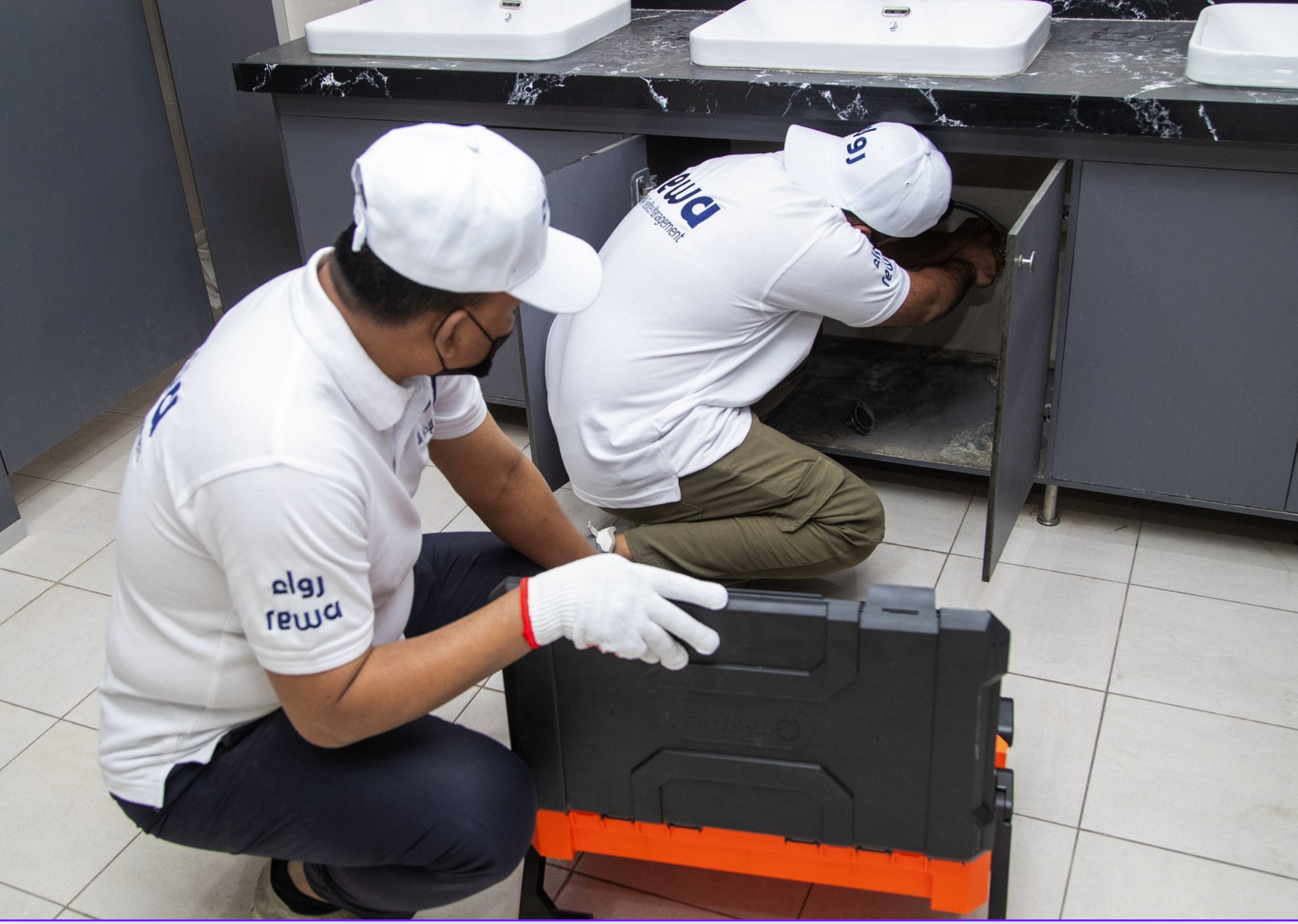 خدمات السباكة والكهرباء